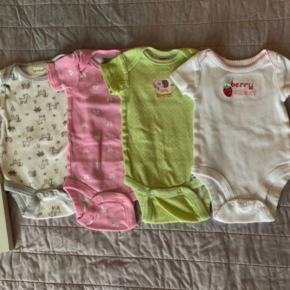 SOLD 4 short-sleeve onesies 0-3 months - Picture 3 of 8
